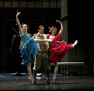 Stéphanie Romberg, Laëtitia Pujol (les deux soeurs) et Christophe Duquenne (le professeur) / © Laurent Philippe